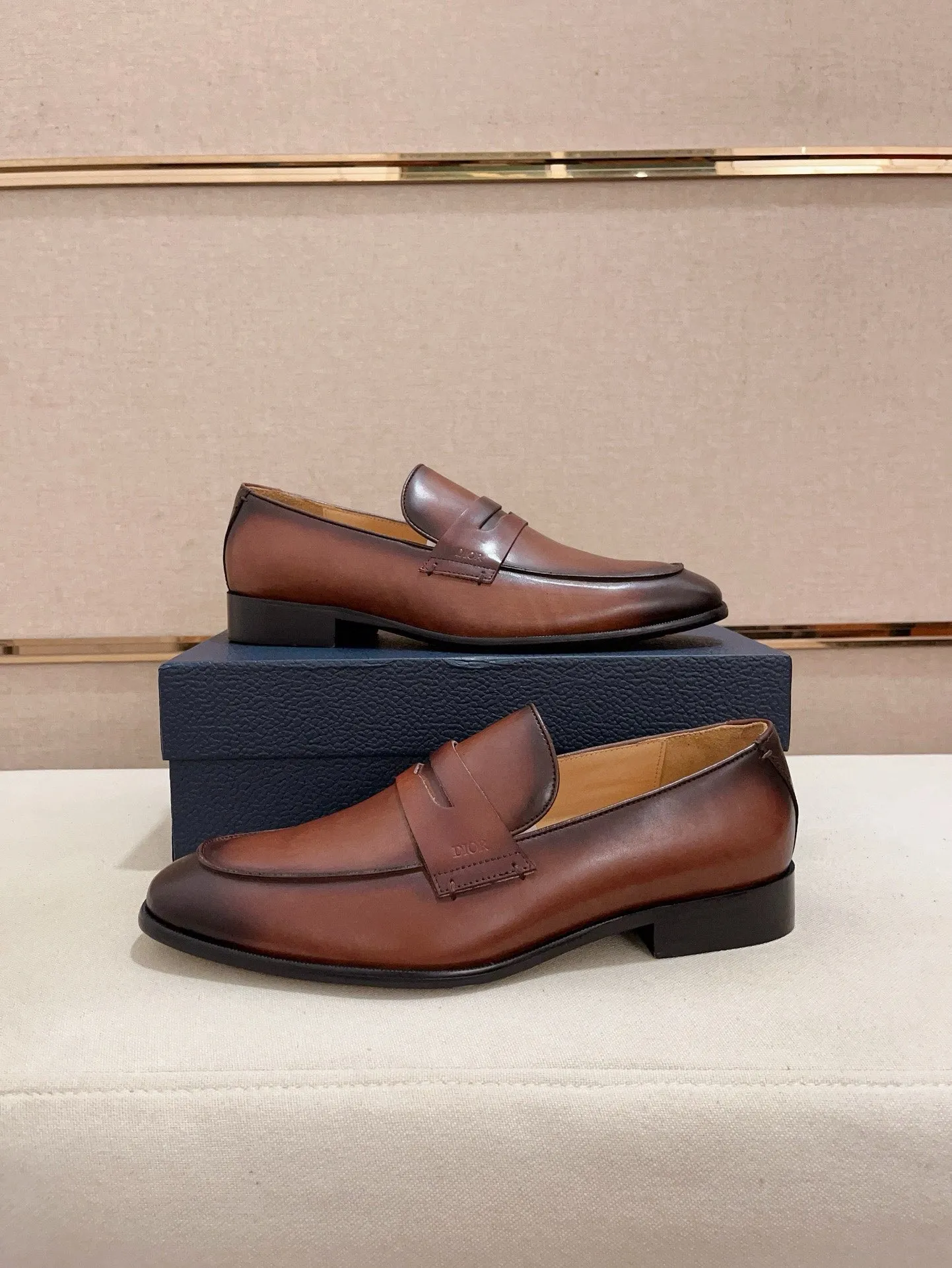 Men's shoes 💰: 540💰 High-end version of Dior Dior's new series. Famous actors and Internet celebrities wear super popular designs. The sculptures of French artist Niki de Saint Phalle are designed as rings. Material: Fabric: Imported original material. Foot: cowhide. Outsole: Rubber outsole. Men's shoe size: 38~44. Can be customized to size 45.